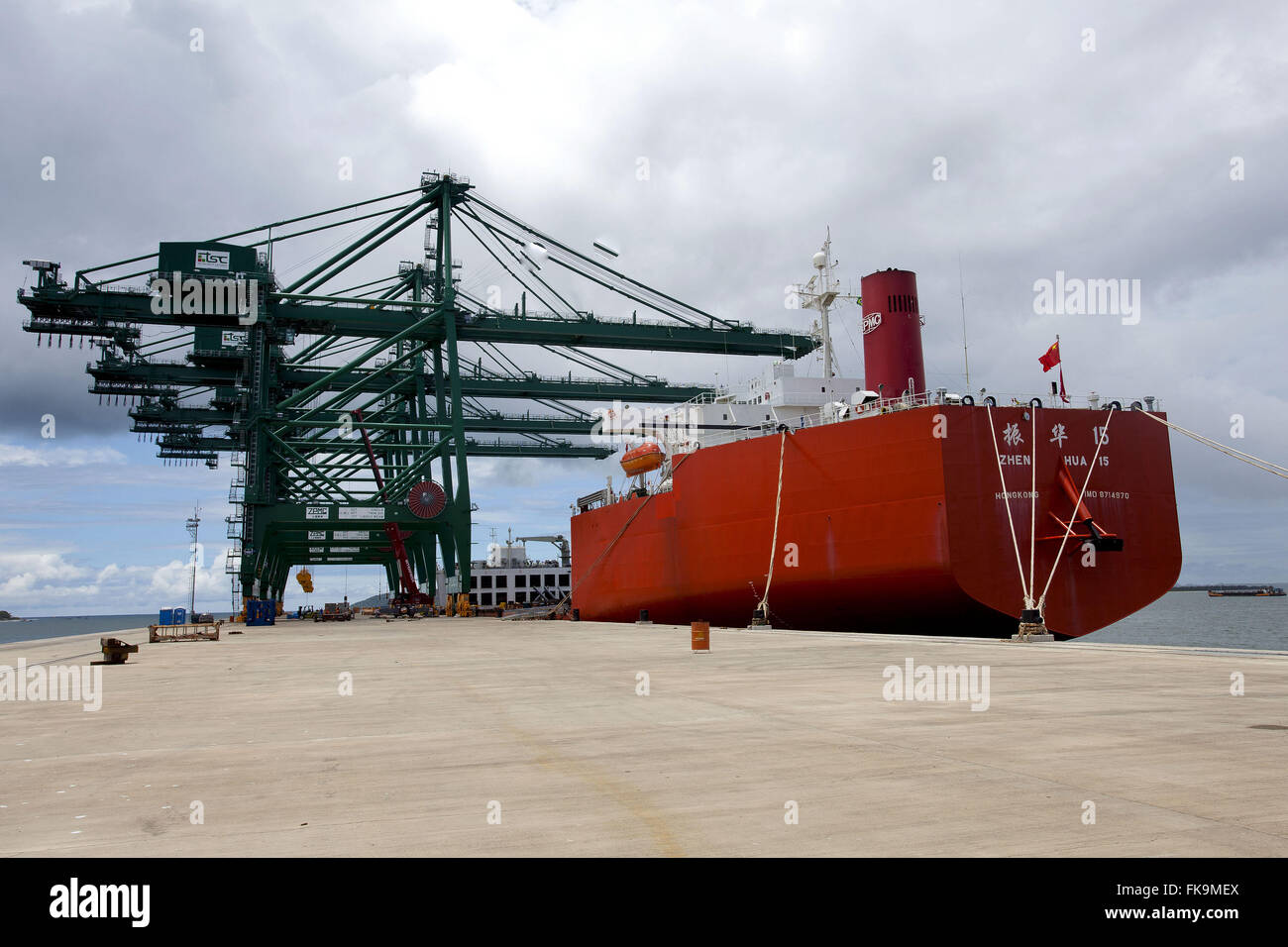 Gru portuali Itapoa privato stazione terminale di carri per la movimentazione di contenitori Foto Stock