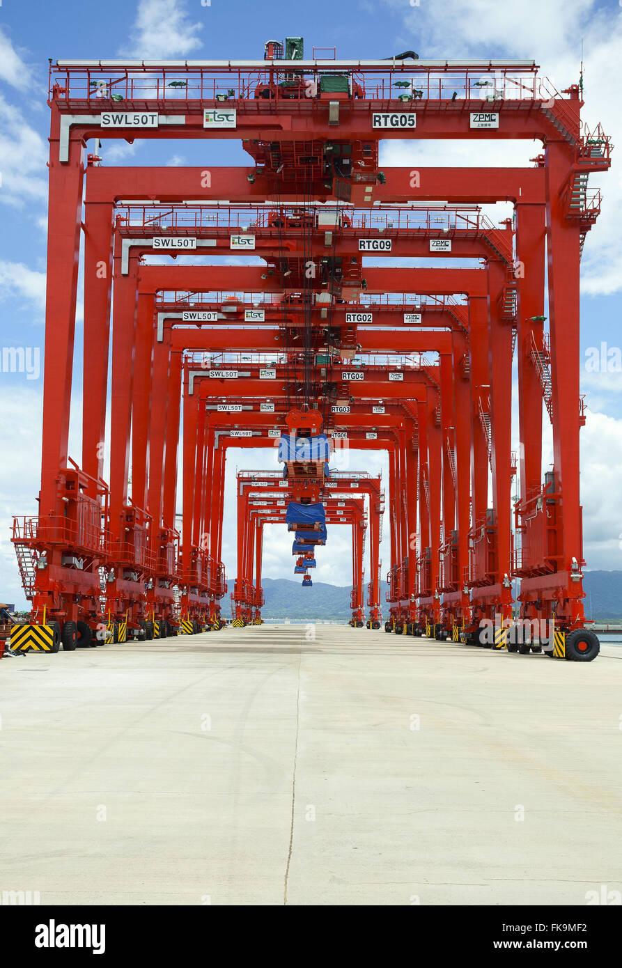 Gru portuali Itapoa privato stazione terminale di carri per la movimentazione di contenitori Foto Stock