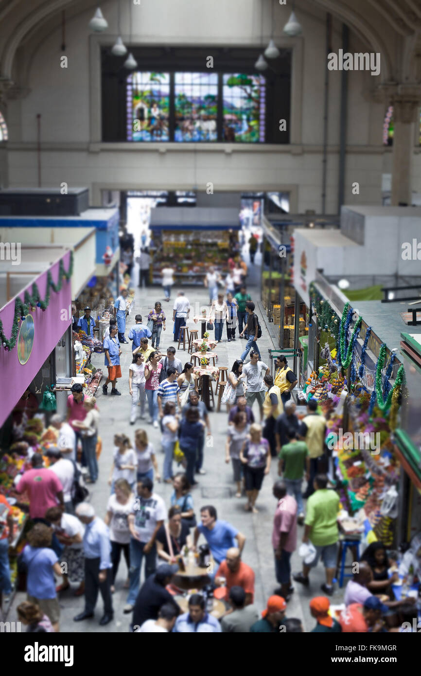La gente a piedi nel mercato comunale di Sao Paulo noto anche come Mercada Foto Stock