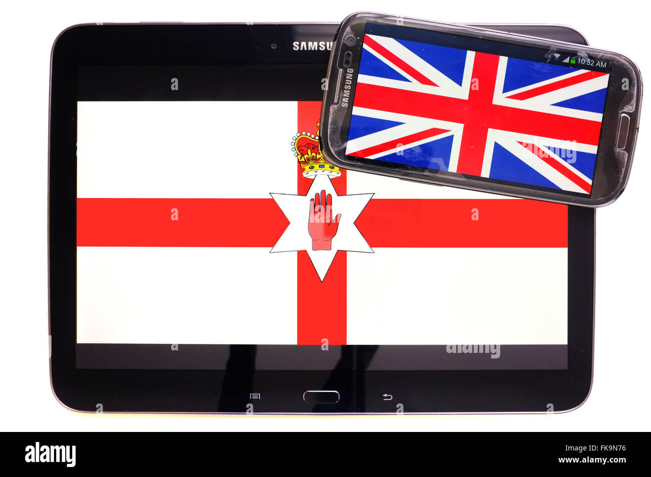 Le bandiere del Nord Irlanda e Regno Unito visualizzati sugli schermi di un tablet e uno smartphone contro uno sfondo bianco. Foto Stock