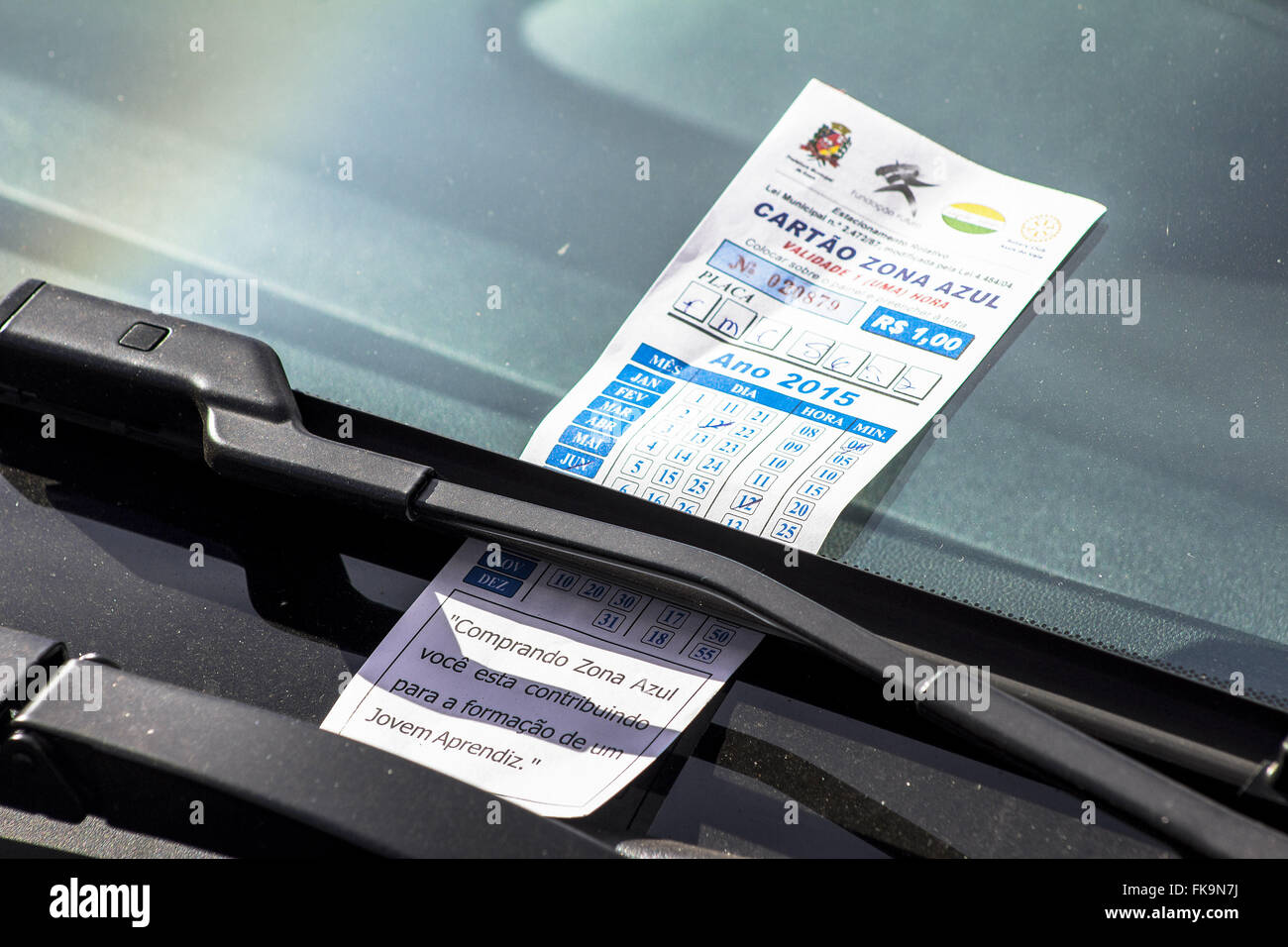 Cartão de estacionamento de zona azul no painel de veículo estacionado no Centro da Cidade Foto Stock