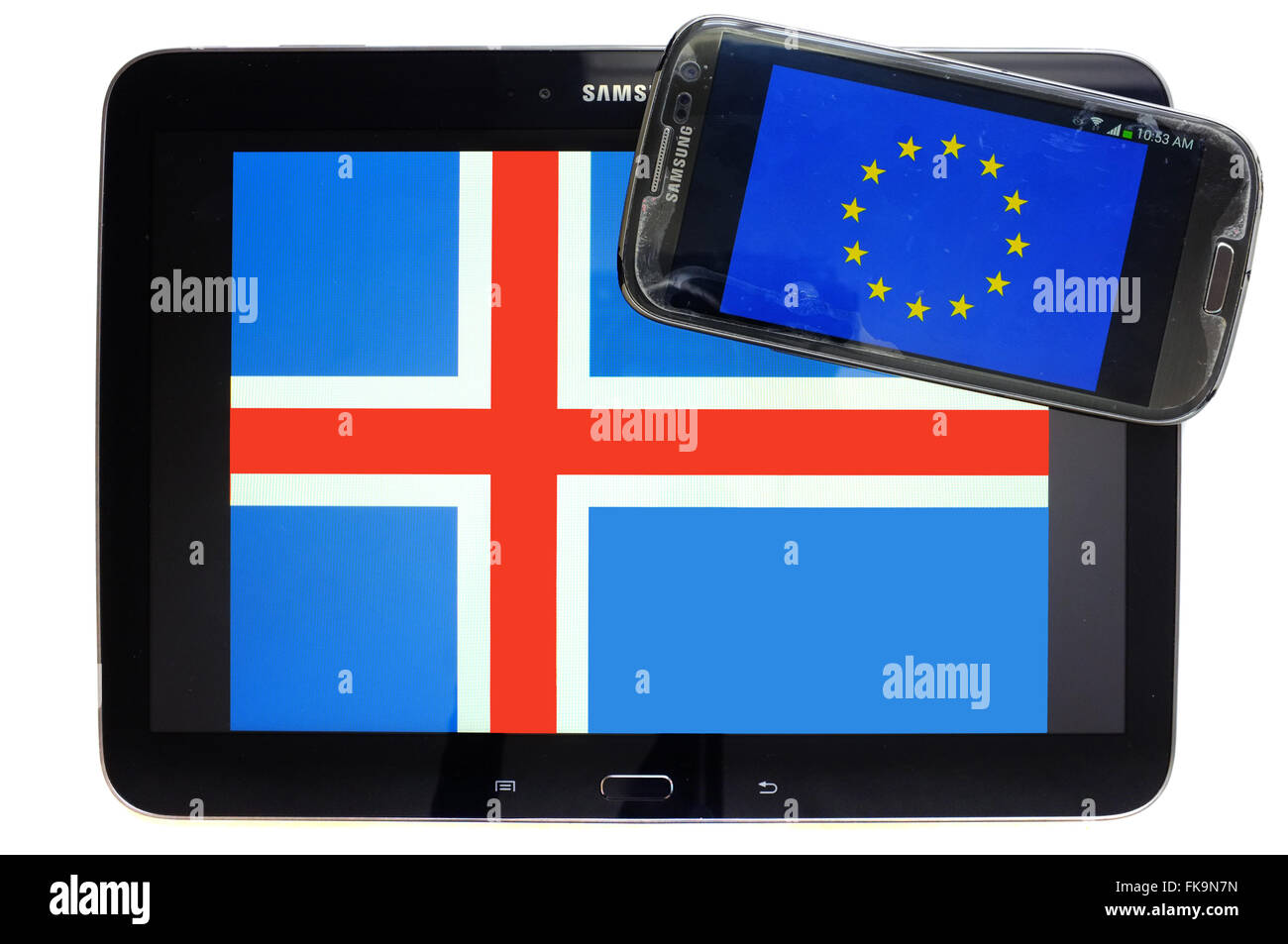 Le bandiere di Islanda e Unione europea visualizzati sugli schermi di un tablet e uno smartphone contro uno sfondo bianco. Foto Stock