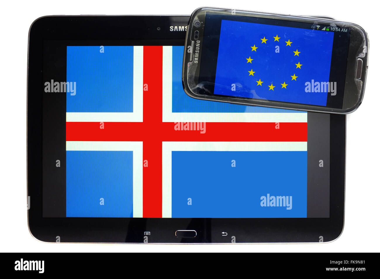Le bandiere di Islanda e l'UE visualizzato sugli schermi di un tablet e uno smartphone contro uno sfondo bianco. Foto Stock