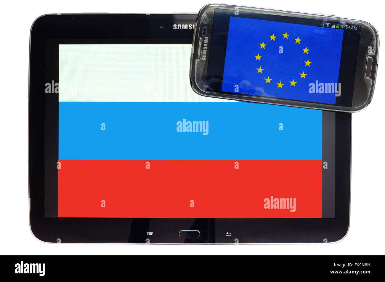 Le bandiere della Russia e Unione europea visualizzati sugli schermi di un tablet e uno smartphone contro uno sfondo bianco. Foto Stock