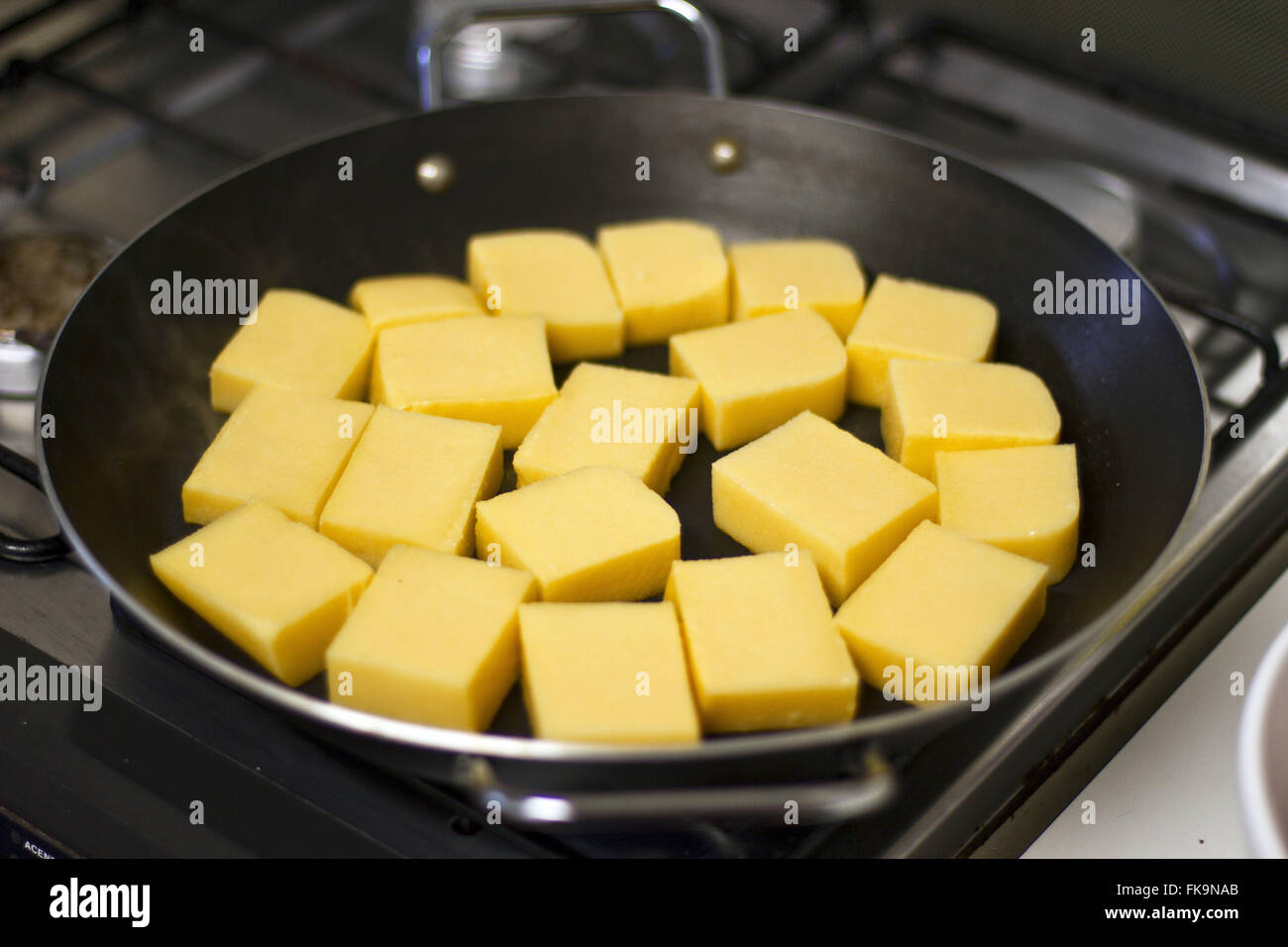 Polenta Brustolada preparazione - cotte nel burro e polenta grigliata Foto Stock