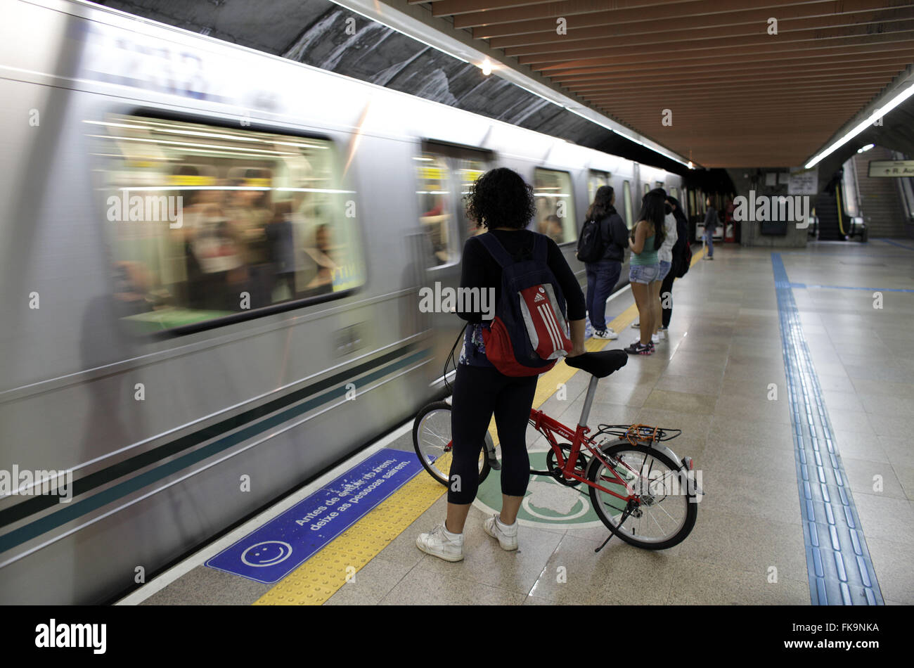 Rider nella stagione Consolacao piattaforma della metropolitana - Linea Verde Foto Stock