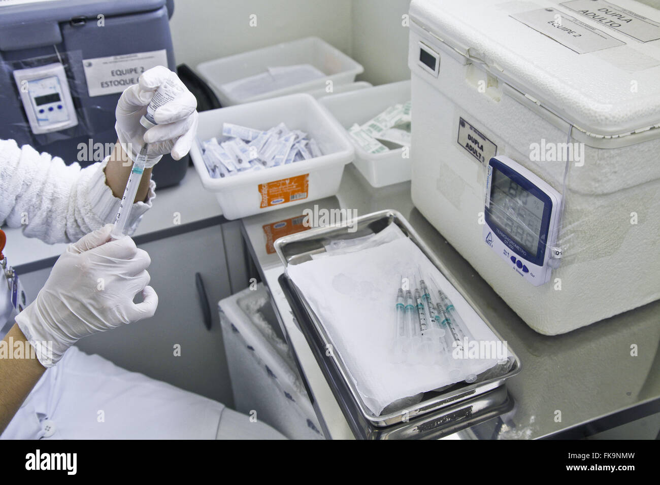 Preparazione del vaccino antinfluenzale per l'applicazione Foto Stock
