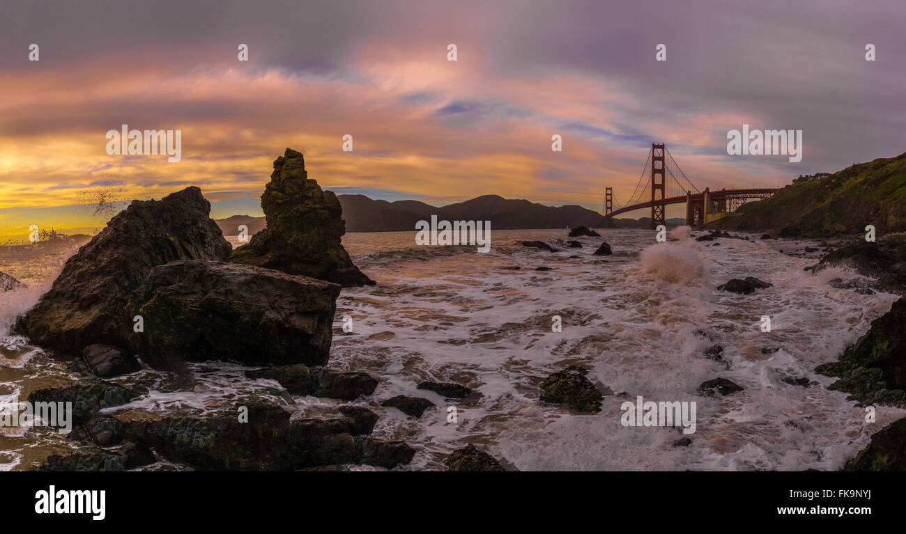 Tramonto, Spiaggia rocciosa e il Golden Gate Bridge Foto Stock