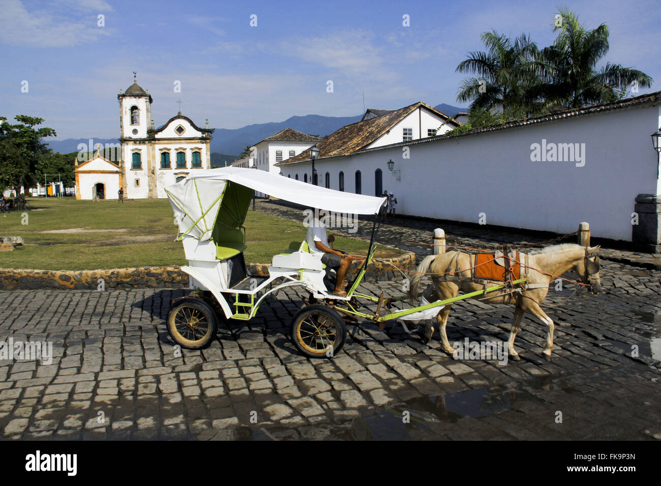 Giro in carrozza nella parte anteriore del Largo Santa Rita in centro storico di Paraty - RJ Foto Stock