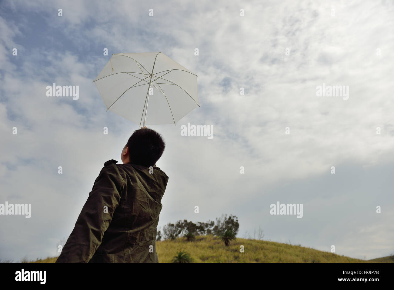 Con ombrello! Passeggiate su sentieri deserta Foto Stock