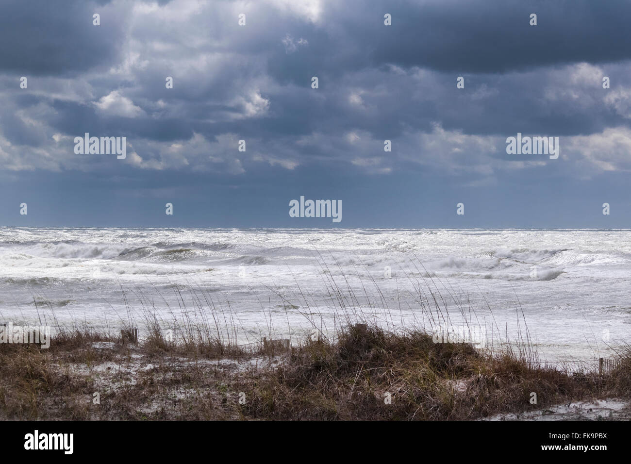 Surf pesante dopo una tempesta di Okala Beach. Foto Stock