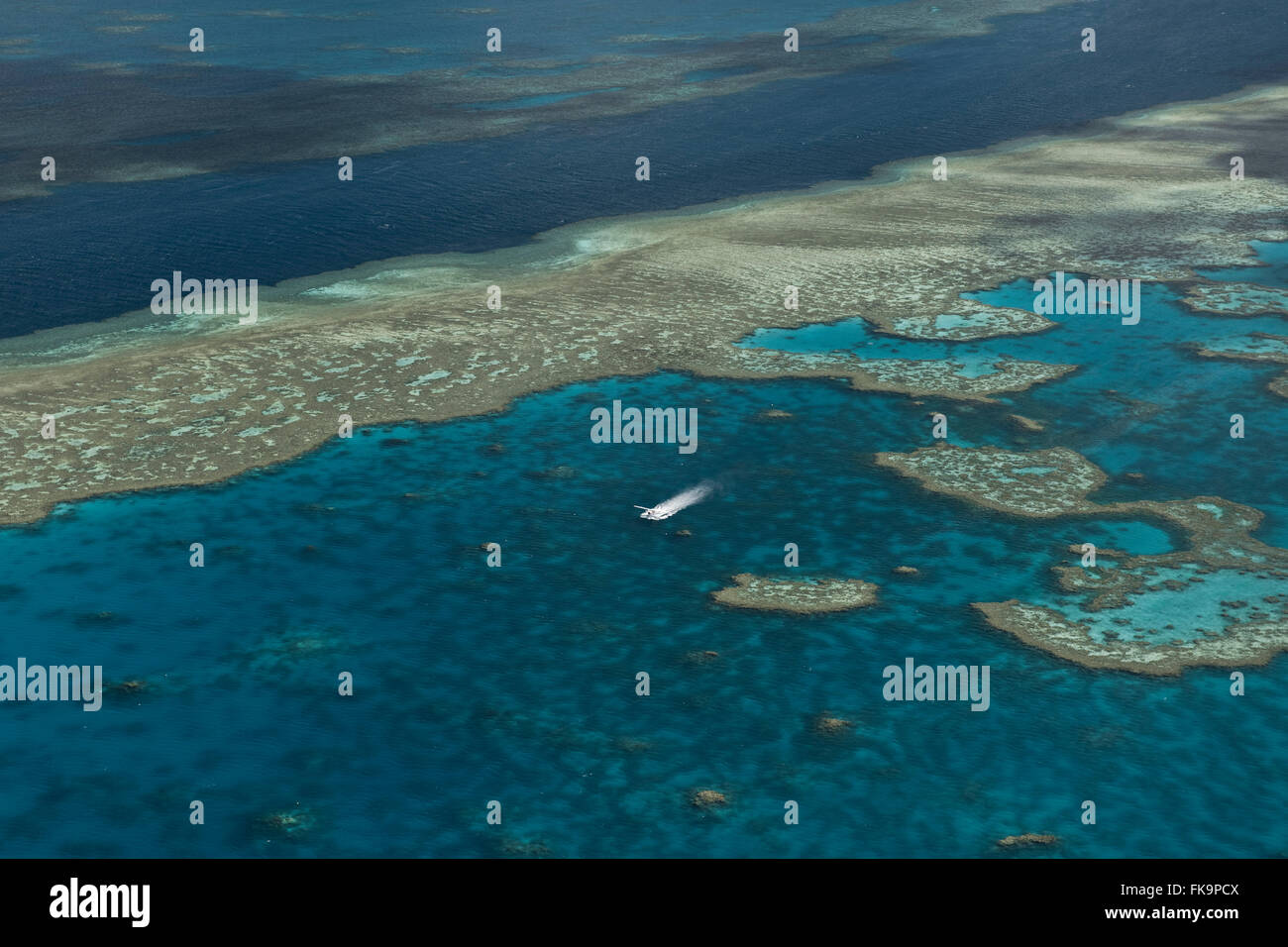 Vista aerea di Hardy Reef con piano flottante, home al cuore reef, nella Grande Barriera Corallina Foto Stock