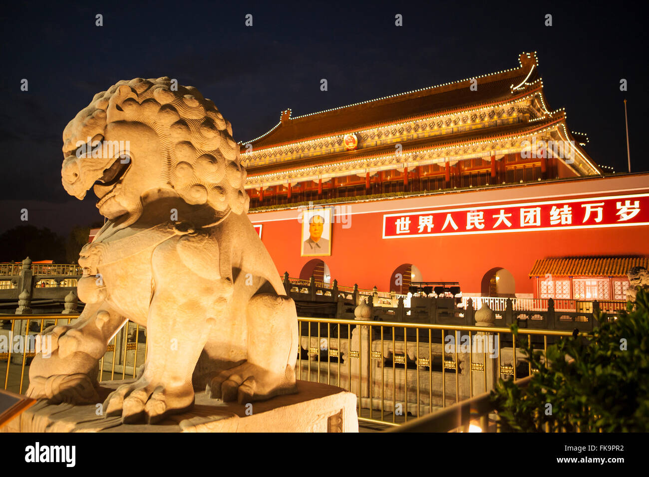 Leoni di pietra proteggere porta di Tiananmen, la Città Proibita e il Palazzo imperiali del Ming e le dinastie di Qing, Pechino, Cina Foto Stock