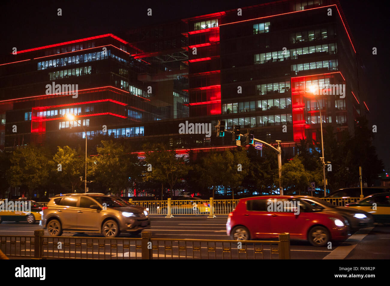 Le luci al neon di notte su edifici per uffici a Pechino, Cina Foto Stock