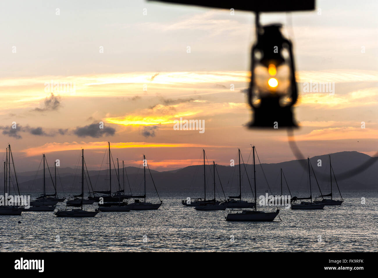 Barche a vela ancorate a Santo Antonio de Lisboa spiaggia al tramonto Foto Stock
