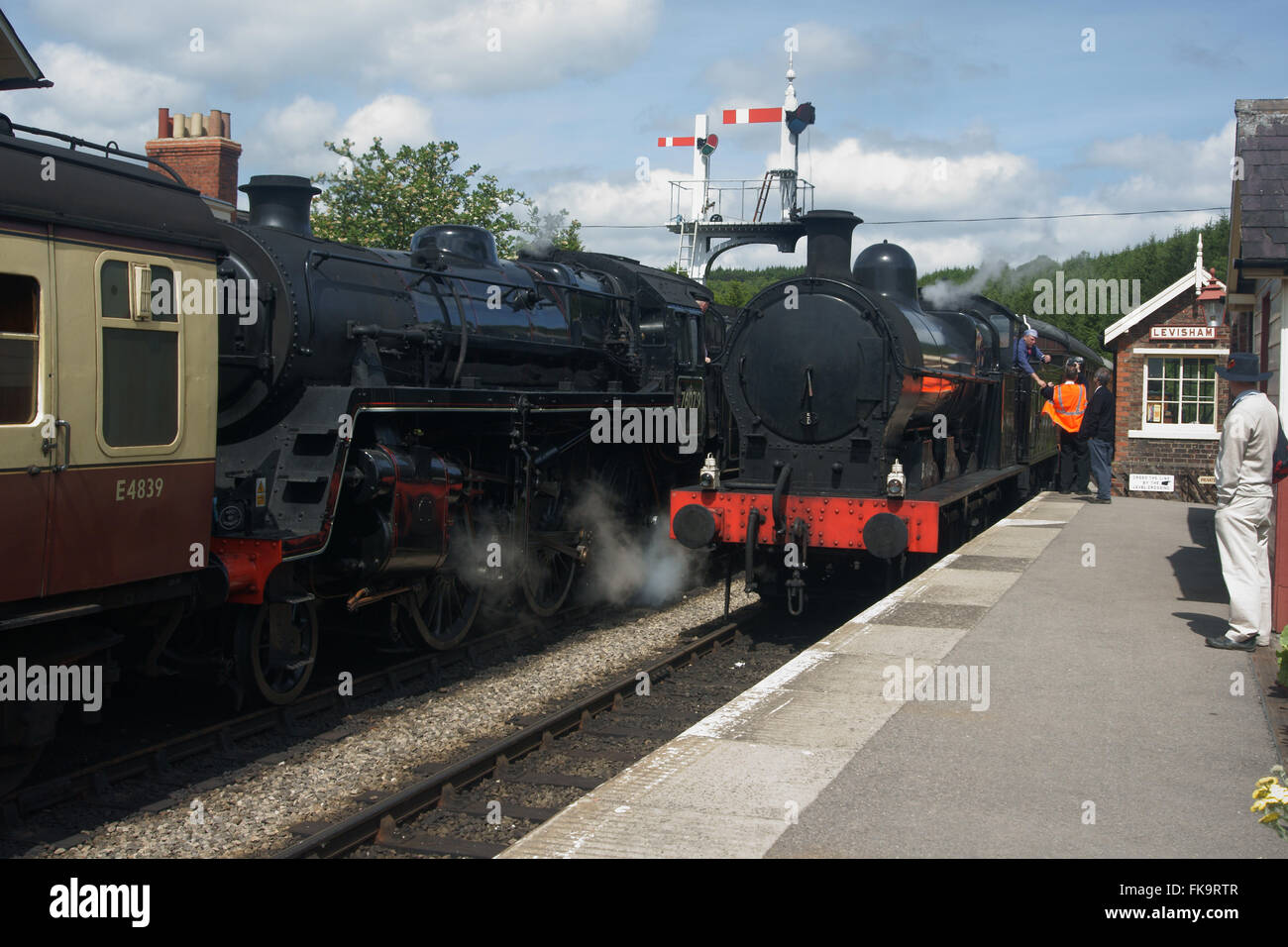 Coppia di treni a vapore, 49395 e 76079 a Levisham stazione sulla North York Moors ferroviaria Patrimonio Foto Stock