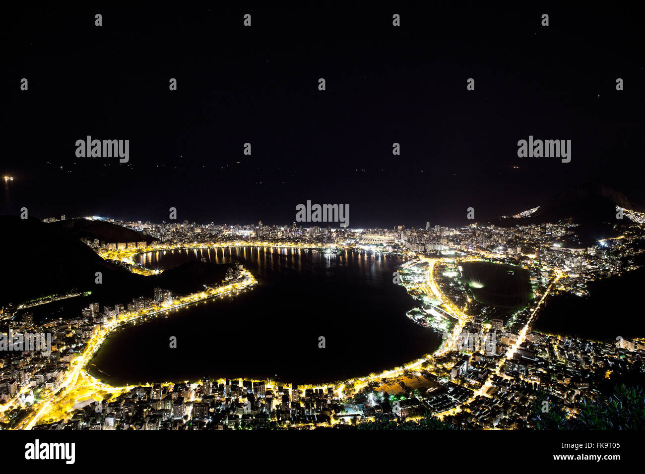 Vista notturna della Lagoa Rodrigo de Freitas dal monte Corcovado Foto Stock