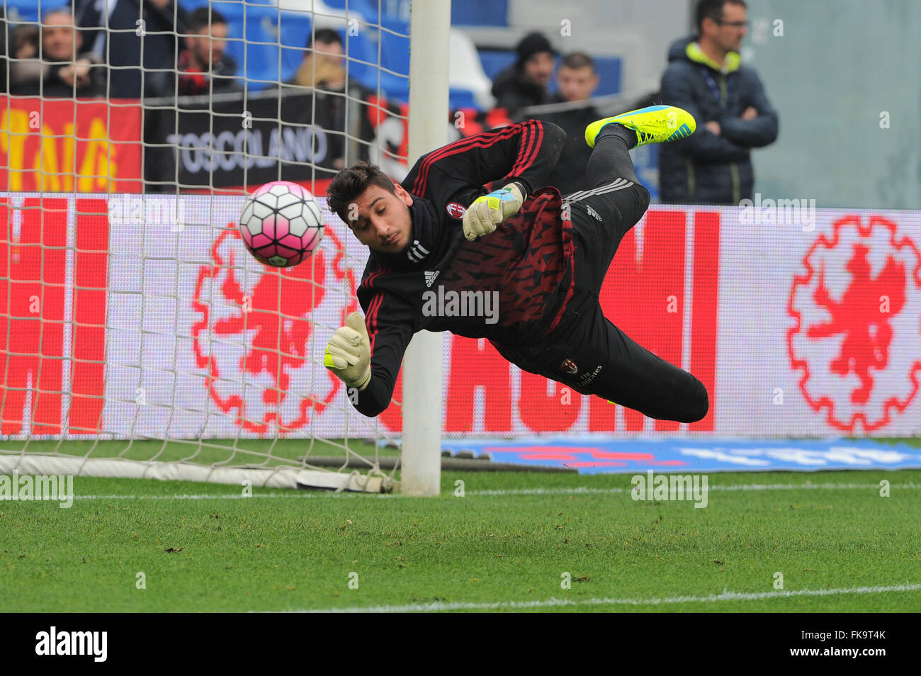 Reggio Emilia, Italia. 06 Mar, 2016. Gianluigi Donnarumma prima del campionato italiano di una partita di calcio tra noi Sassuolo Calcio vs AC Milano presso lo stadio di Mapei a Reggio Emilia. US Sassuolo Calcio vs AC Milan Campionato di Serie A del campionato di calcio 2015/2016. US Sassuolo Calcio vince 2 - 0 su AC Milan. Joseph Alfred Duncan e Nicola Domenico Sansone sono i marcatori. Credito: Massimo Morelli/Pacific Press/Alamy Live News Foto Stock