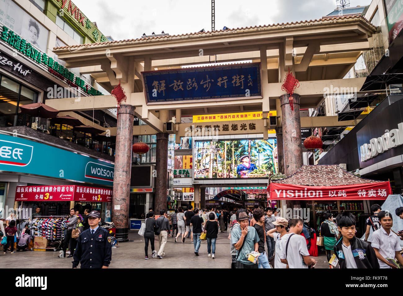 Mercati per lo shopping e per le strade intorno al Jiefang Road, Sanya. Hainan. Cina. Foto Stock