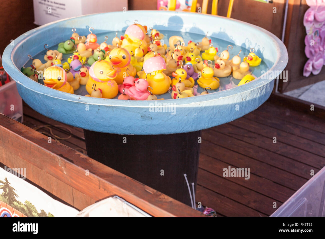Un sacco di gomma anatre flottante per giocare con il fair Foto Stock