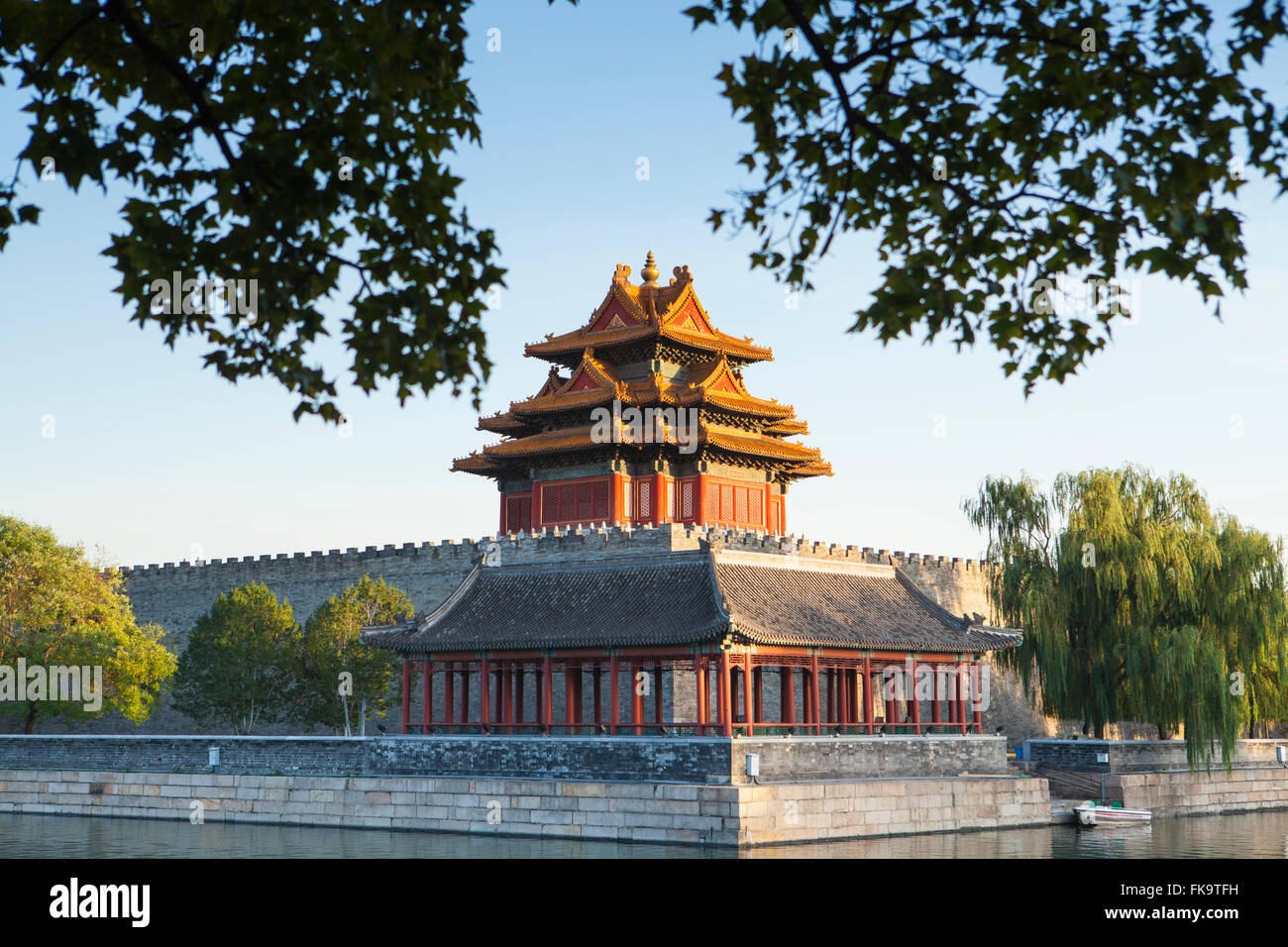 Torre angolare e il fossato, la Città Proibita e il Palazzo imperiali del Ming e le dinastie di Qing, Pechino, Cina Foto Stock