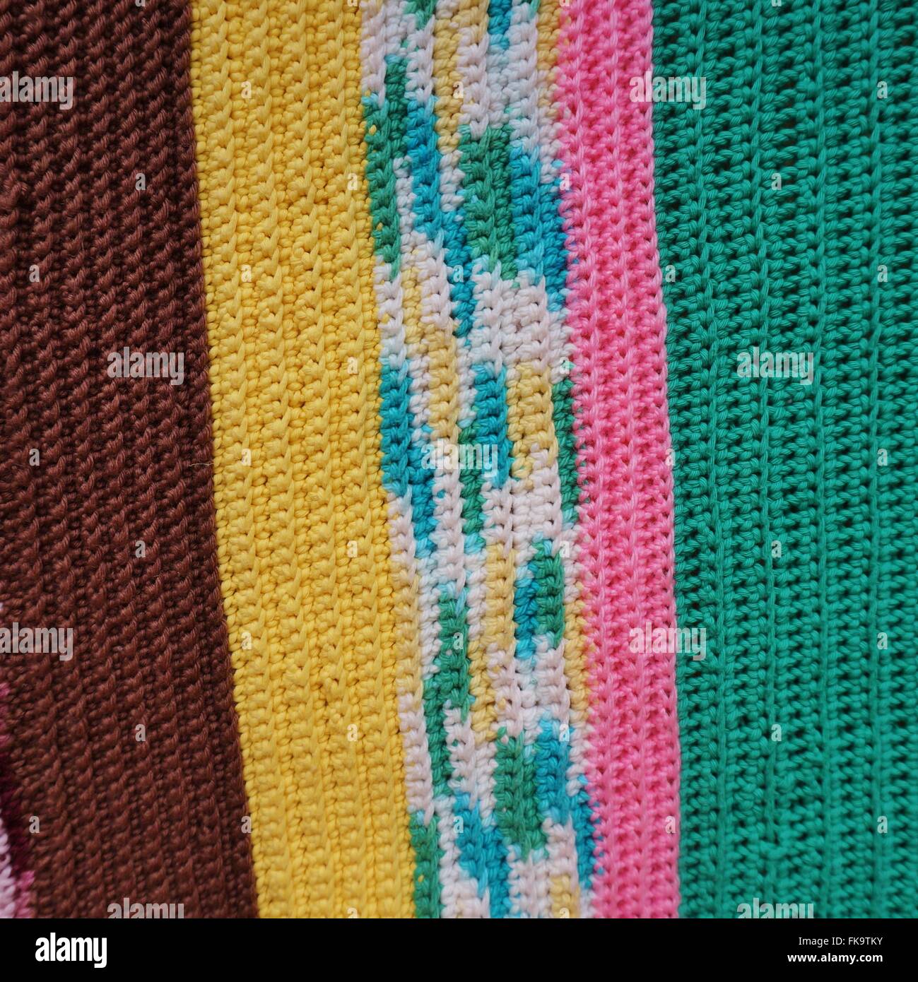 Crochet Striped Multicolore coperta di lana lavorato a maglia a mano Foto Stock
