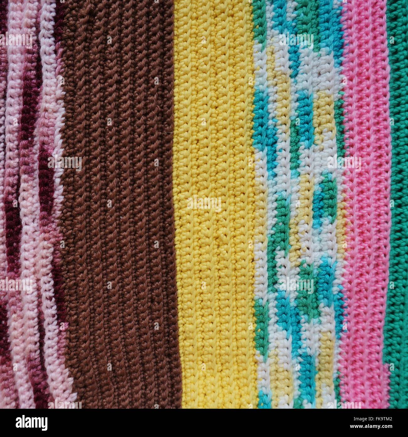 Crochet Striped Multicolore coperta di lana lavorato a maglia a mano Foto Stock