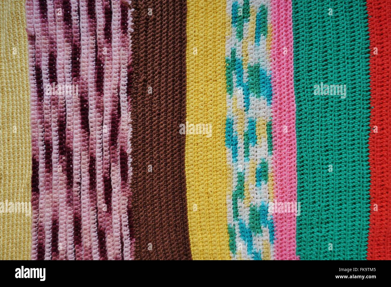 Crochet Striped Multicolore coperta di lana lavorato a maglia a mano Foto Stock