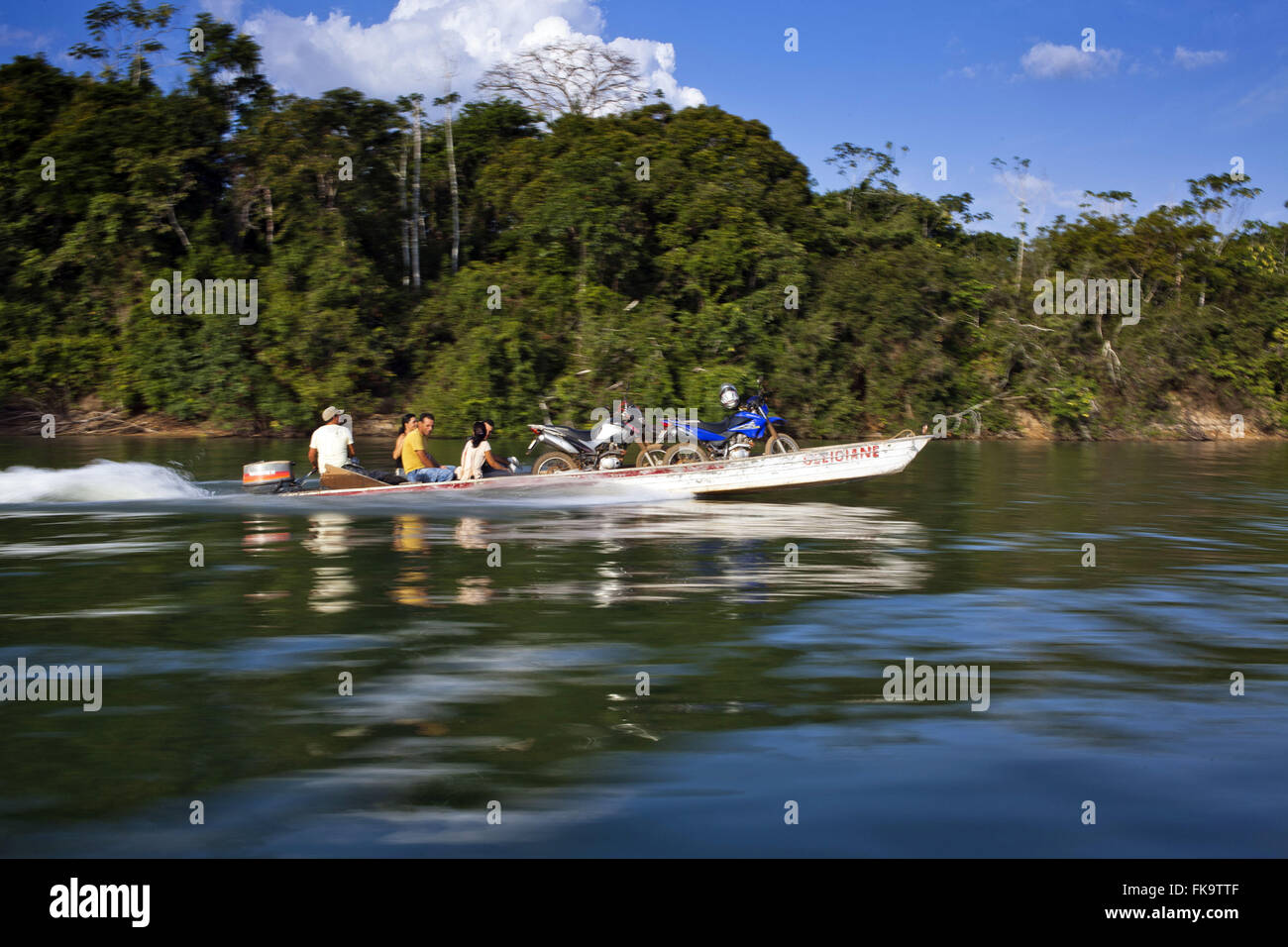 Alle imbarcazioni e moto il trasporto di persone sul fiume Xingu nella regione del comune di Altamira Foto Stock