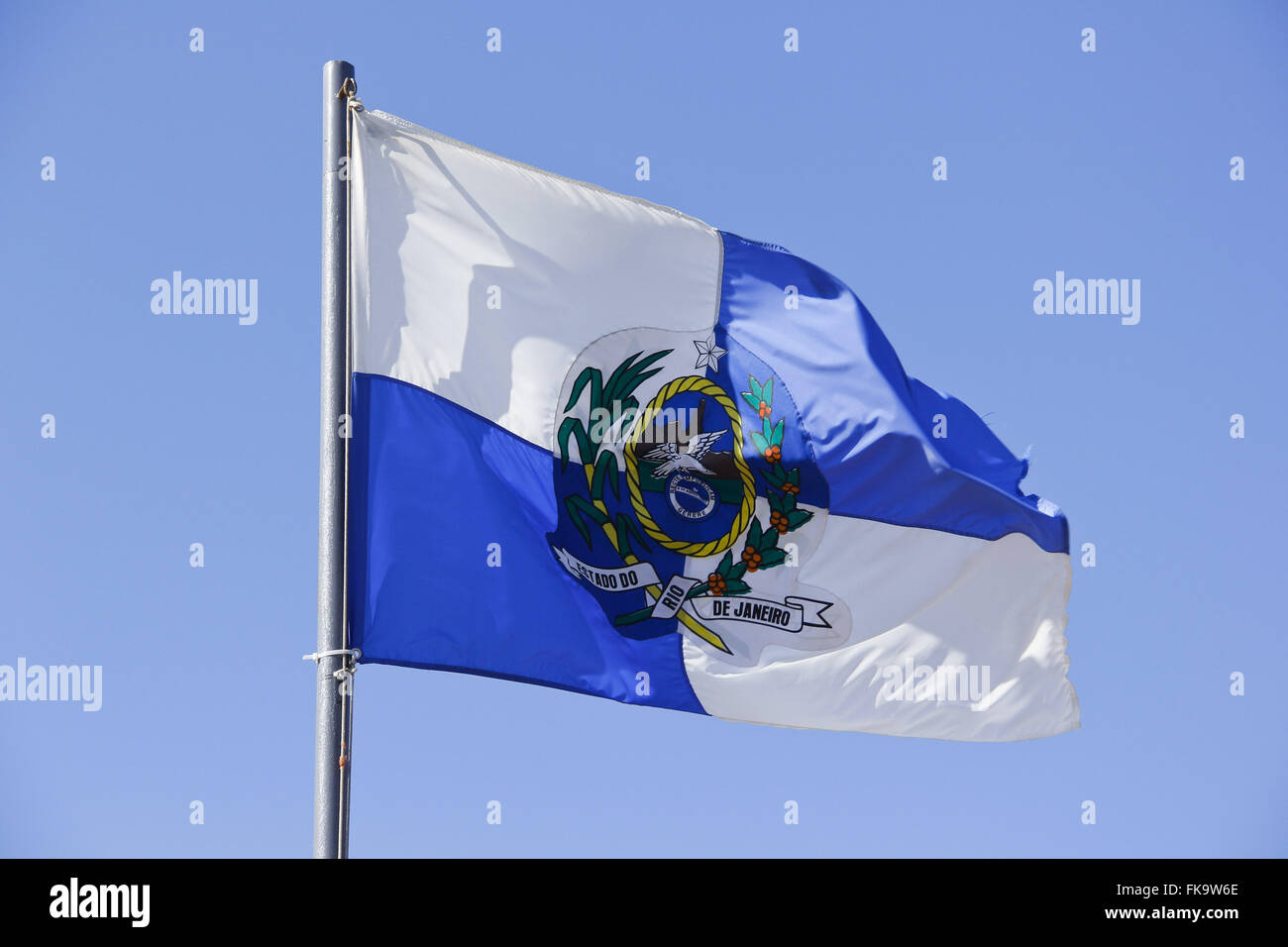 Bandiera dello Stato di Rio de Janeiro issato nella parte anteriore del Dipartimento Turismo a Praia do Forte Foto Stock
