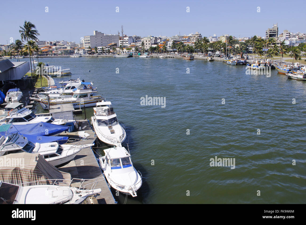 Barche ormeggiate in yacht club Itajuru Canal nel centro città - costa di Rio Foto Stock