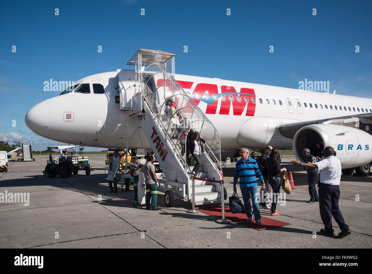 Lo sbarco dei passeggeri sulla pista dell'aeroporto internazionale di Porto Seguro Foto Stock