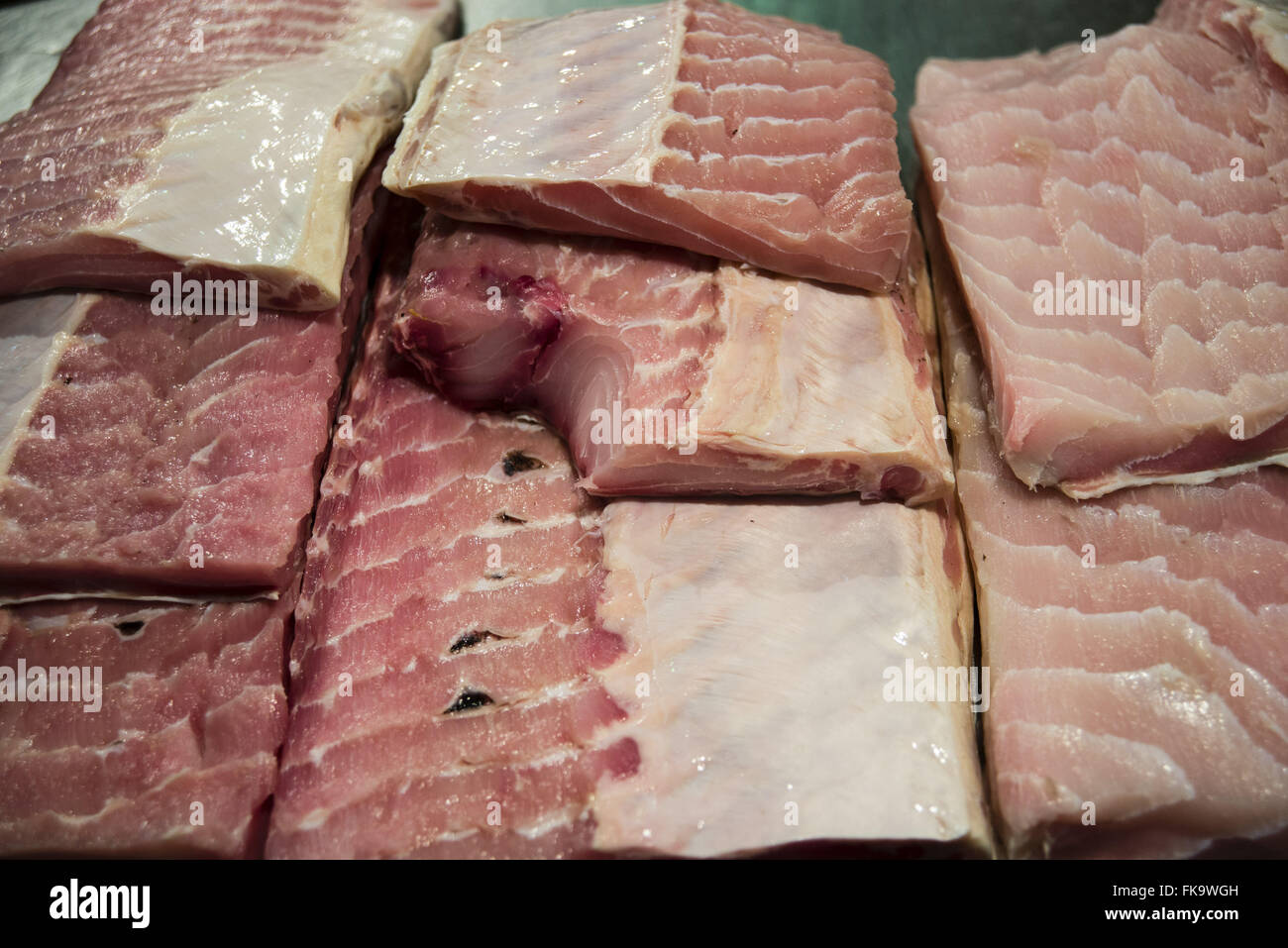 Arapaima tagliata in pezzi per la vendita al mercato del pesce Foto Stock
