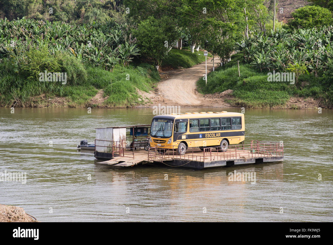 Il traghetto che porta scuola bus motore senza attraversamento della Ribeira River Foto Stock