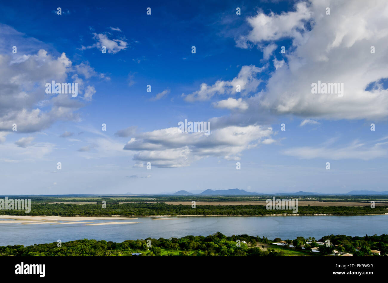 Vista dal Fiume Bianco con vegetazione ripariale conservati nel quartiere Cacari Foto Stock
