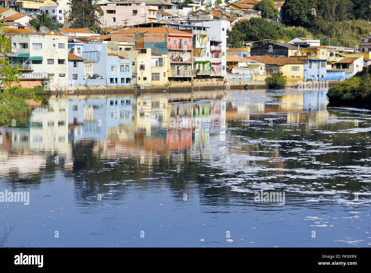 Inquinamento di schiuma in Rio Tietê margini città - all'interno di Sao Paulo Foto Stock