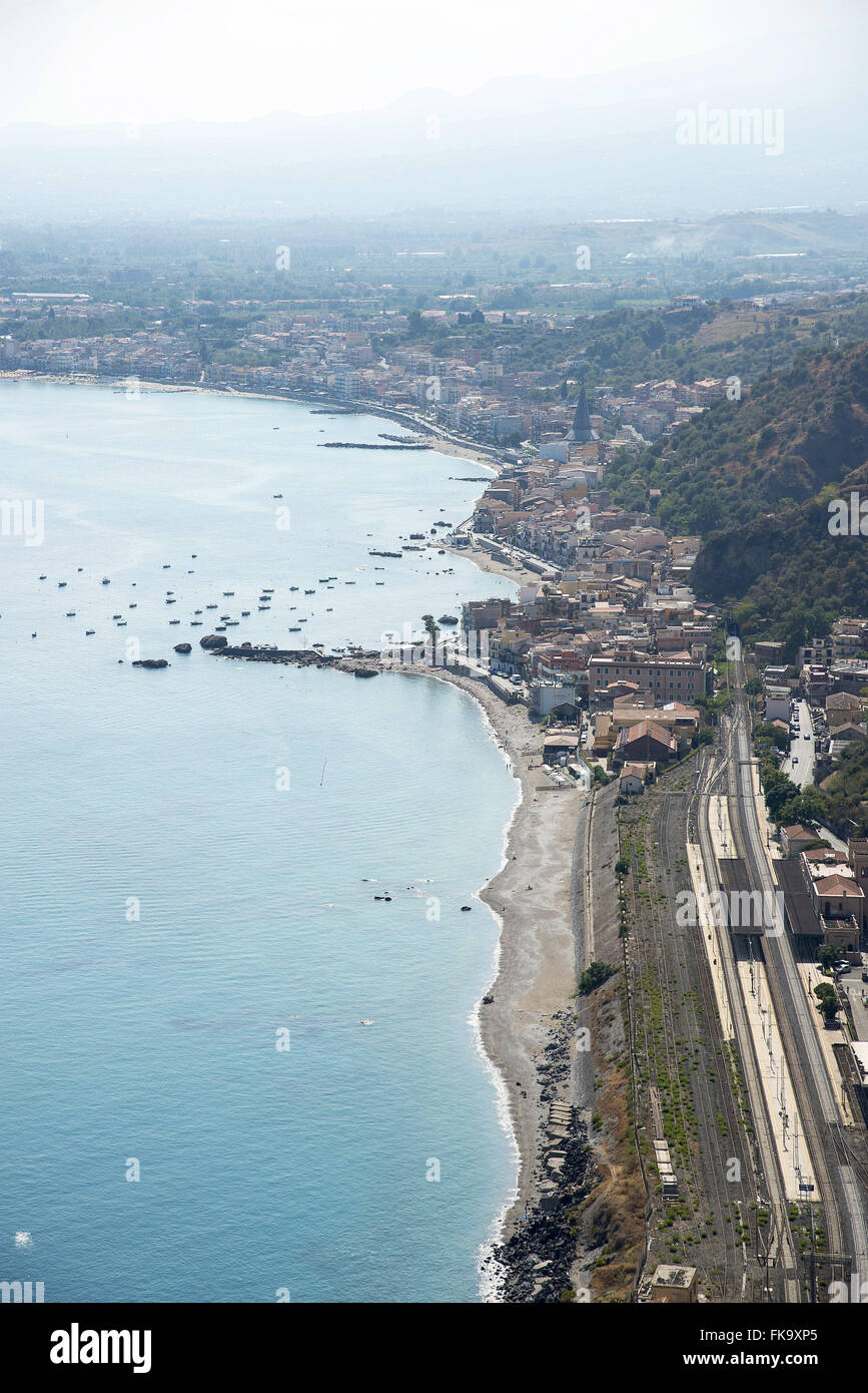 Vista della costa della città sulle rive del Mar Ionio - Il Mare Mediterraneo il braccio Foto Stock