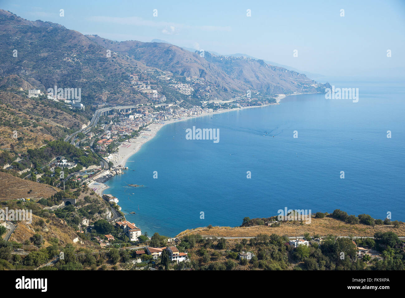 Vista della costa della città sulle rive del Mar Ionio - Il Mare Mediterraneo il braccio Foto Stock