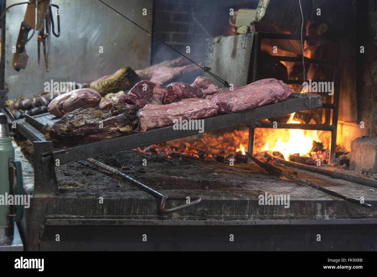 Barbecue preparato nel porto di mercato Foto Stock