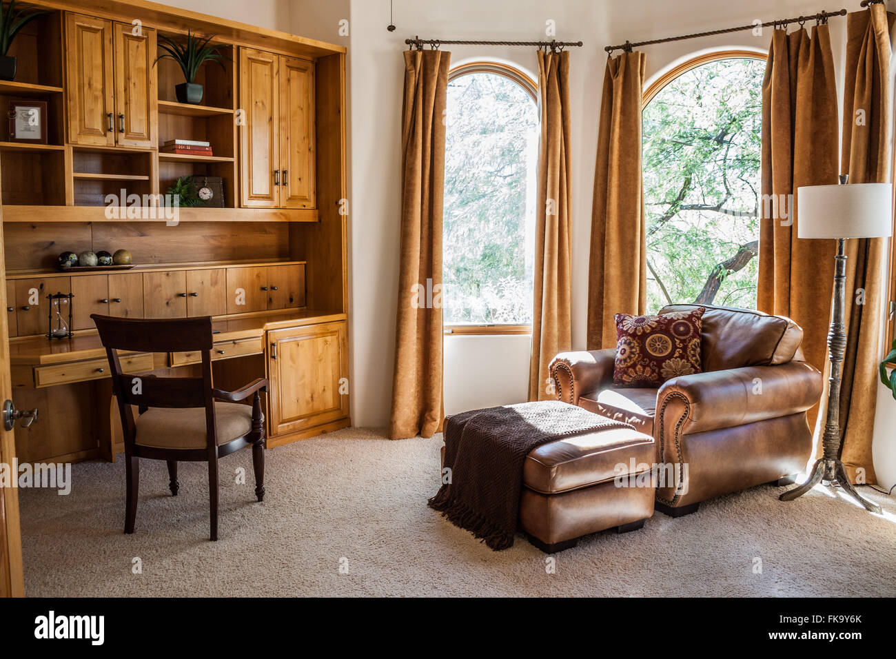 Elegante casa ufficio con vista e luce naturale con mobili in legno Foto Stock