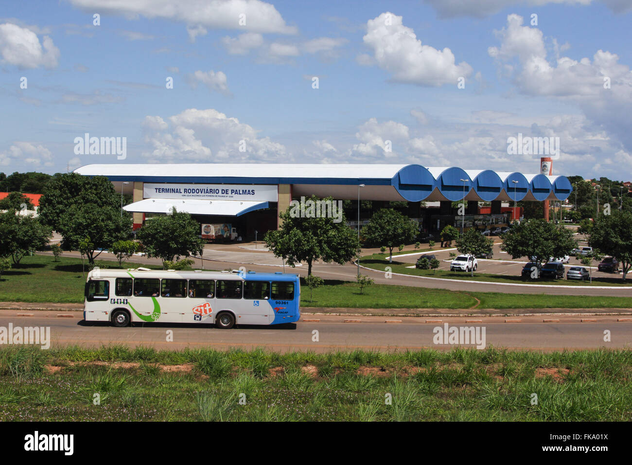Viaggiare in autobus di fronte alla città di bus terminal Foto Stock