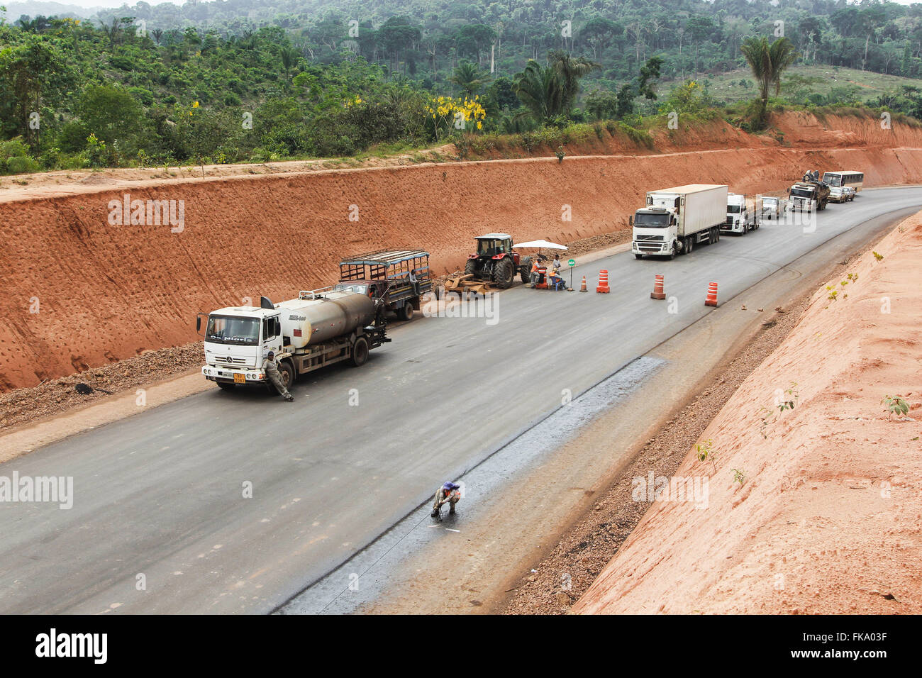 Excerpt bloccato in opera di pavimentazioni su autostrada Cuiaba-Santarem BR 163 Foto Stock