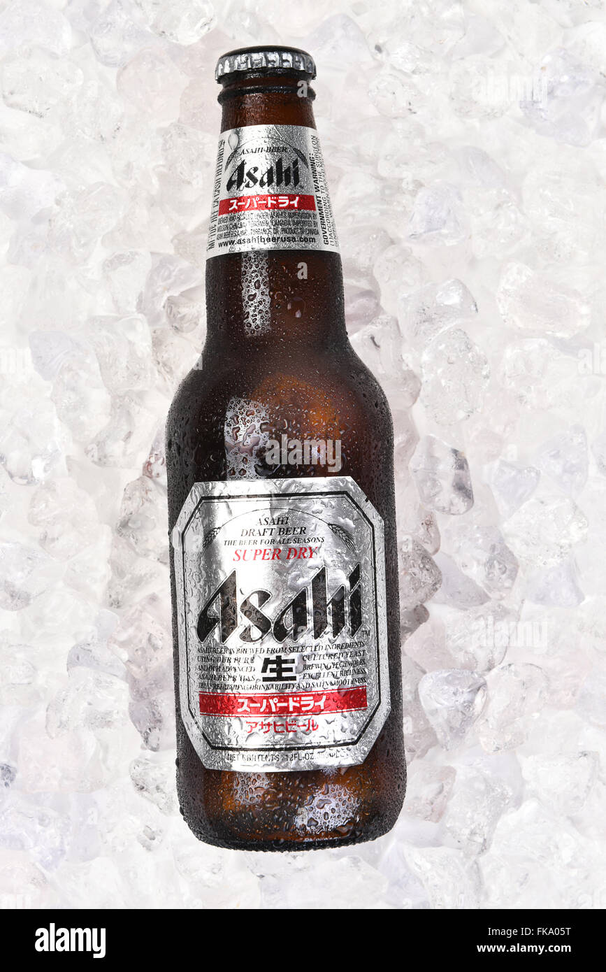 Asahi bottiglia di birra su un letto di ghiaccio. Primo piano della etichetta in formato verticale. Foto Stock Asahi bottiglia di birra su un letto di ghiaccio. Primo piano della etichetta in formato verticale. Foto Stock