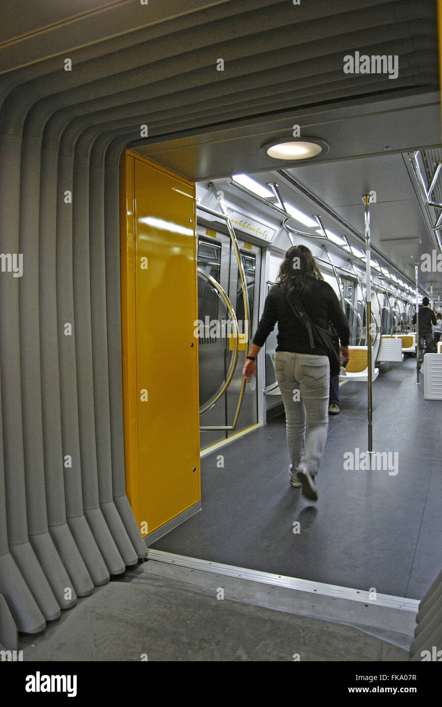 All'interno del carro la linea gialla della metropolitana Foto Stock