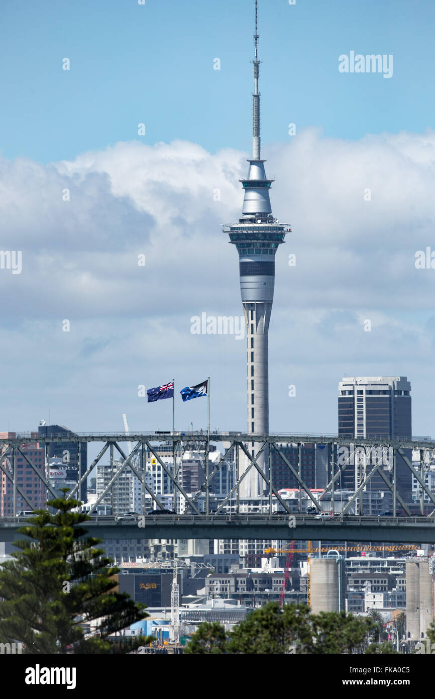 Auckland, Nuova Zelanda. 8 Marzo, 2016. La corrente e la nuova proposta di bandiera volare insieme sul porto di Auckland Bridge come Nuova Zelanda tiene un referendum per un nuovo flag di Auckland, in Nuova Zelanda, Credito: una fotografia dell'immagine/Alamy Live News Foto Stock