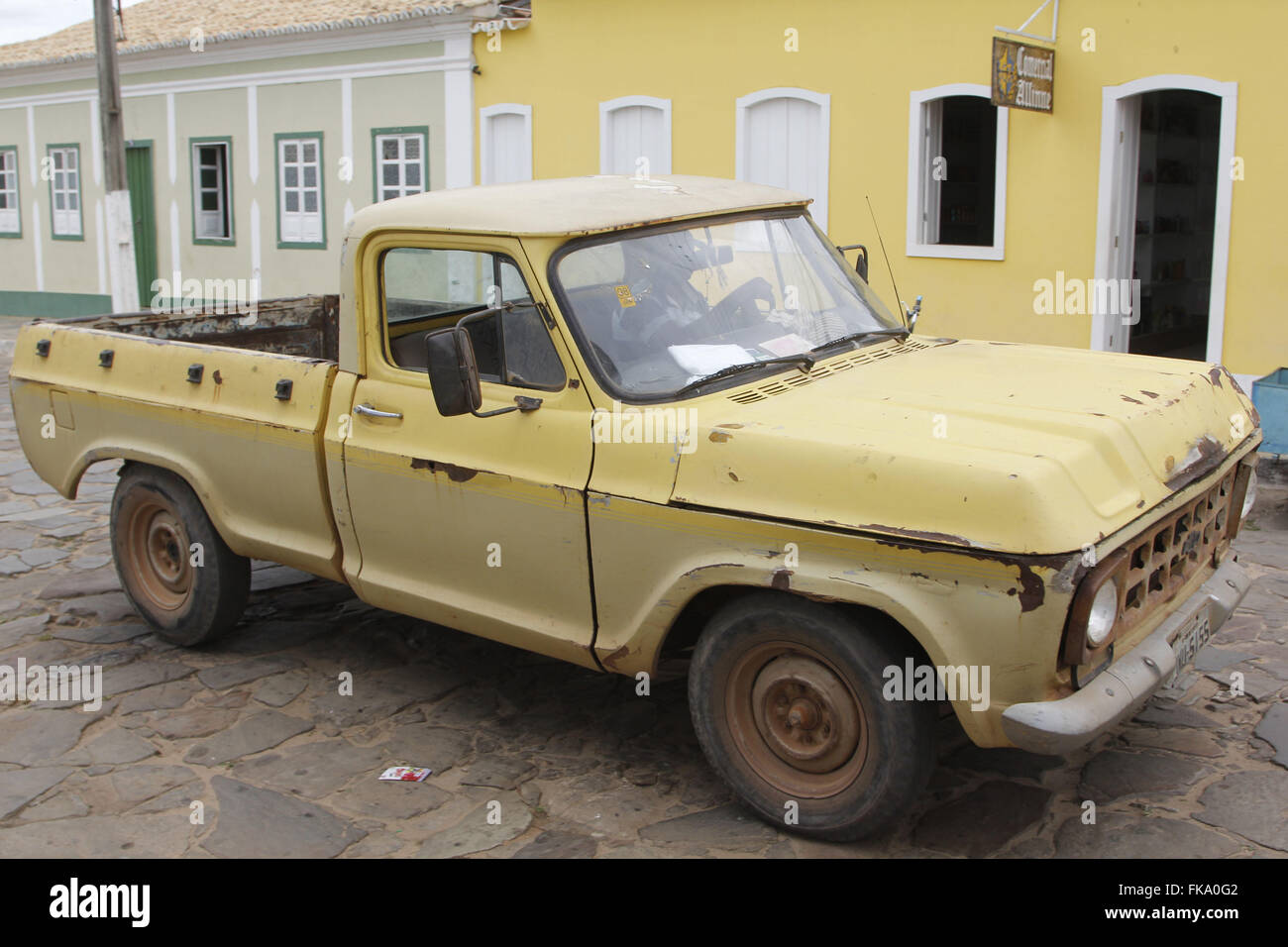Vecchio carrello parcheggiato in strada con pietre per pavimentazione Foto Stock