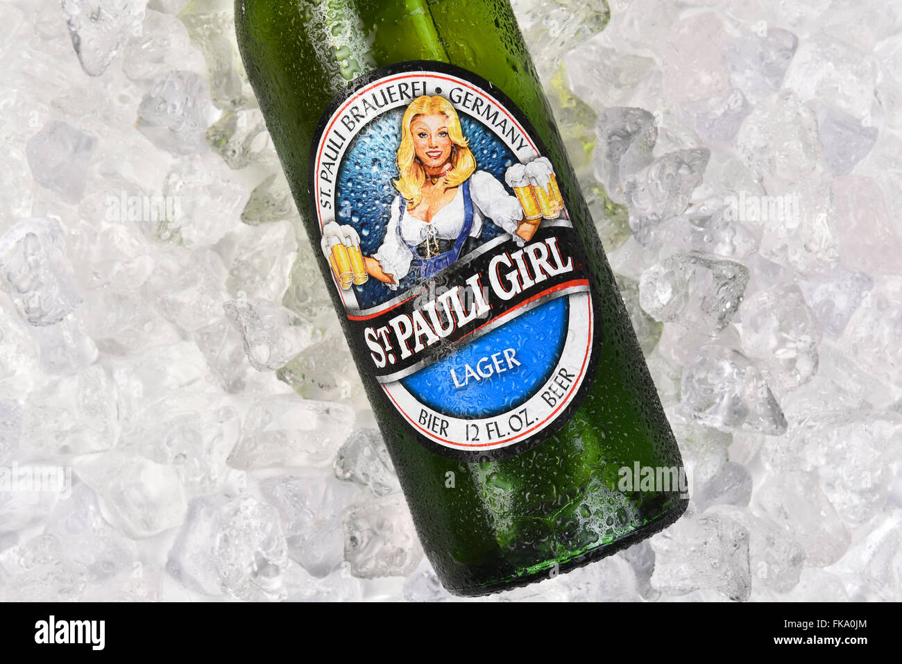 St Pauli Girl bottiglia di birra su un letto di ghiaccio, vista dall'alto, formato orizzontale closeup di etichetta. Foto Stock