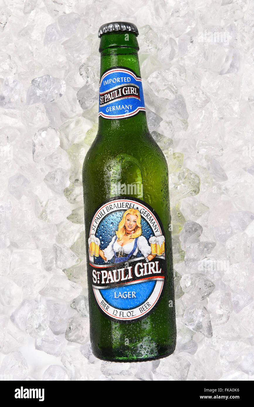 St Pauli Girl bottiglia di birra su un letto di ghiaccio, vista dall'alto, formato verticale. Foto Stock