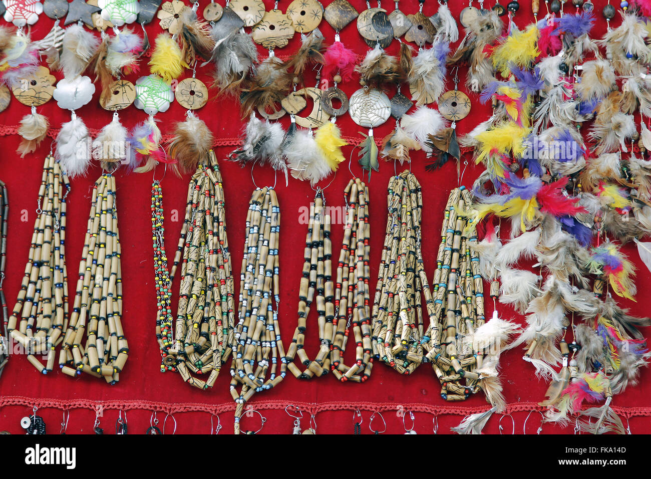 Vetrina con orecchini bracciali e collane artigianali Foto Stock