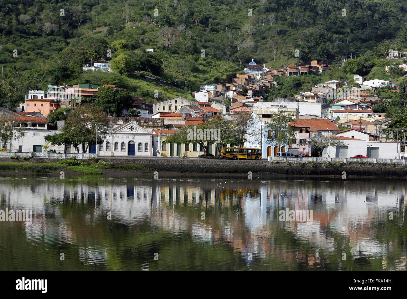 Case del comune di Sao Felix riflessa nella pendenza della collina nel Rio Paraguacu Foto Stock